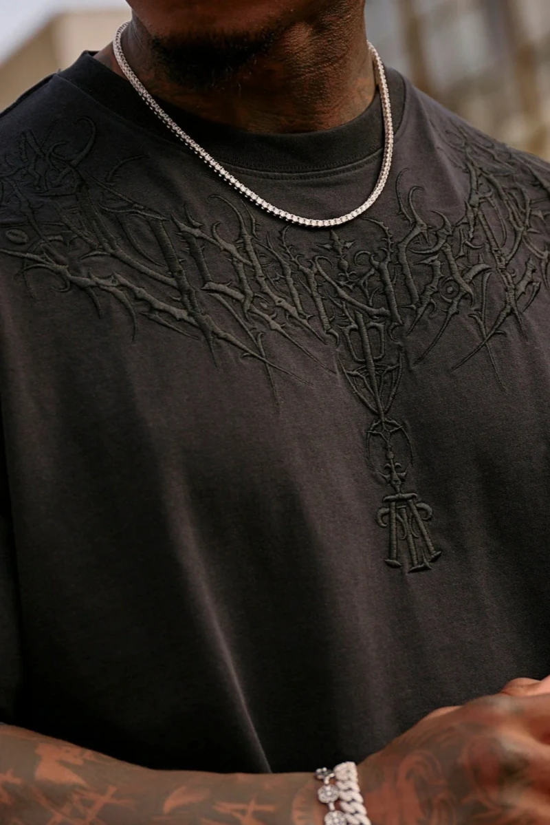 YoungLA Playera Oversize Bordado Gótico Negra