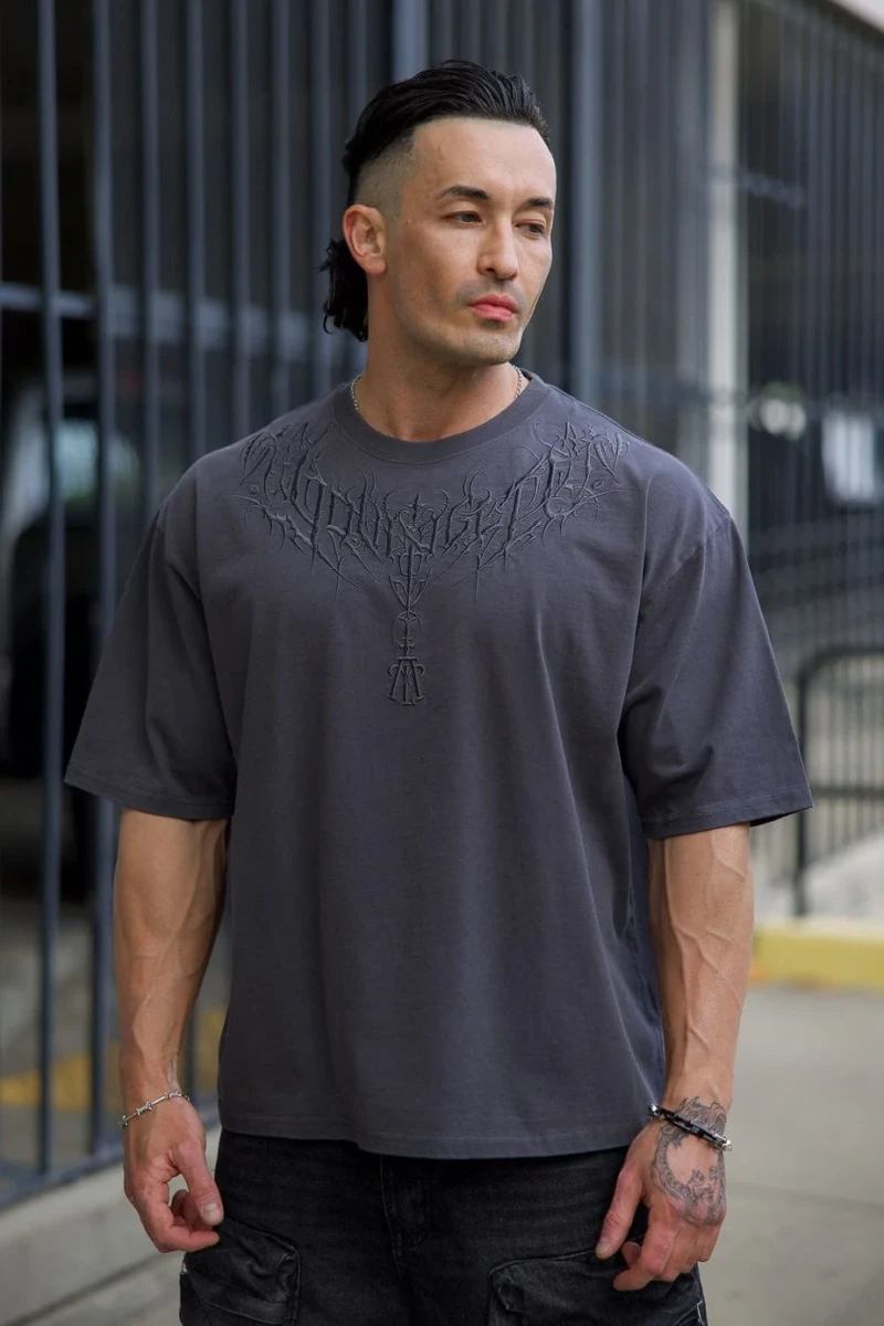 YoungLA Playera Oversize Bordado Gótico Gris Oxford