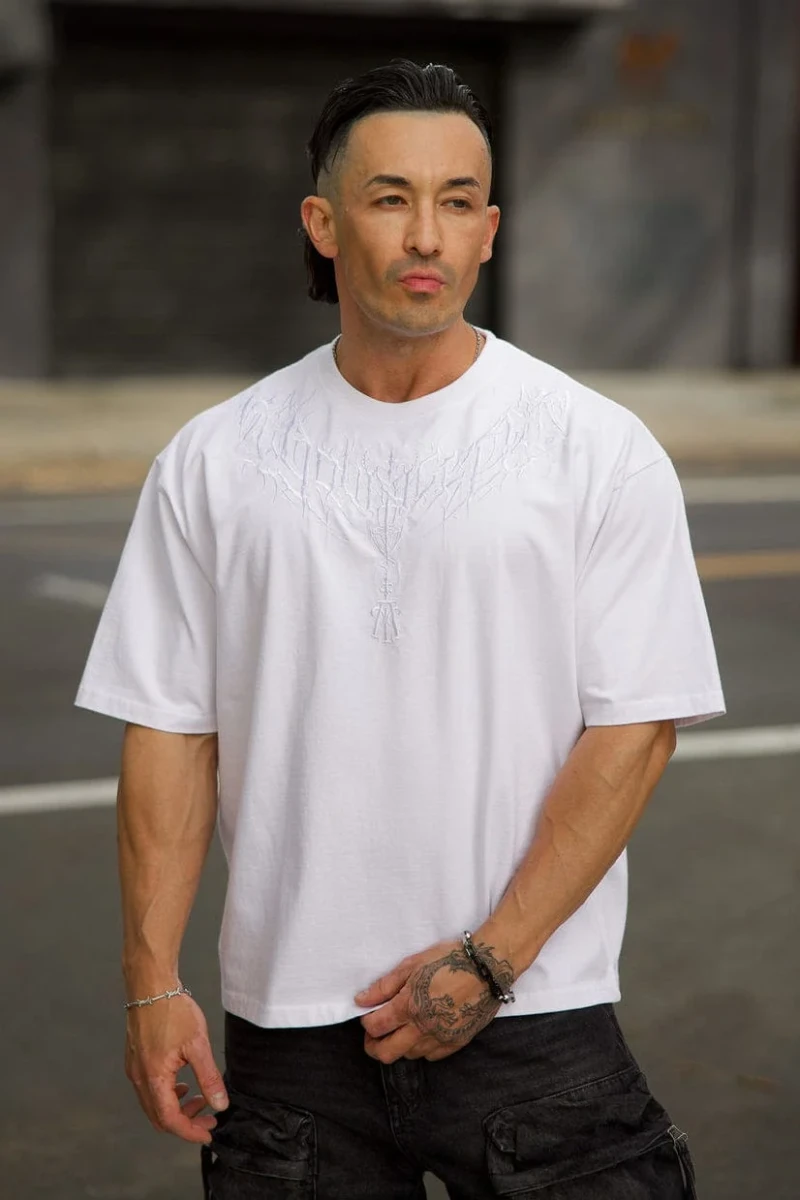 YoungLA Playera Oversize Bordado Gótico Blanca