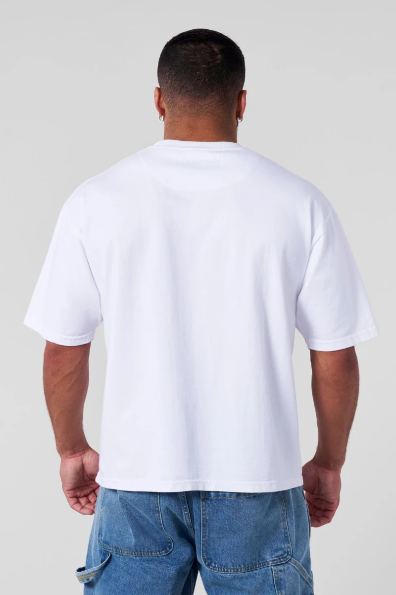 YoungLA Playera Oversize Bordado Gótico Blanca