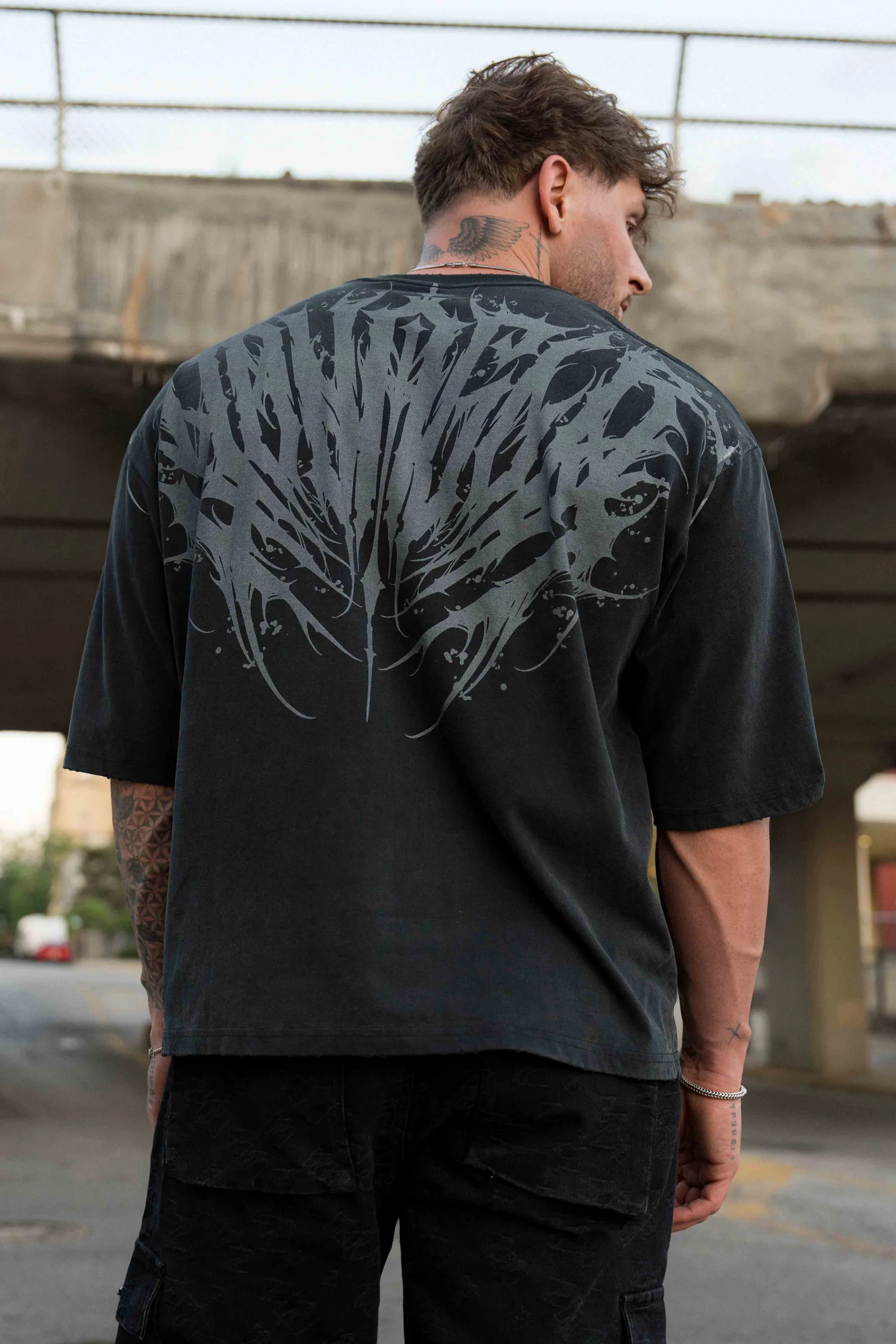 YoungLA Playera Negra Gotico Costillas