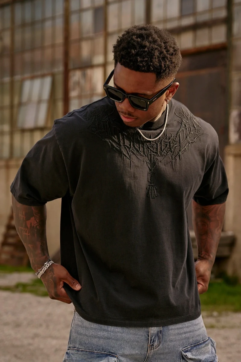 YoungLA Playera Oversize Bordado Gótico Negra