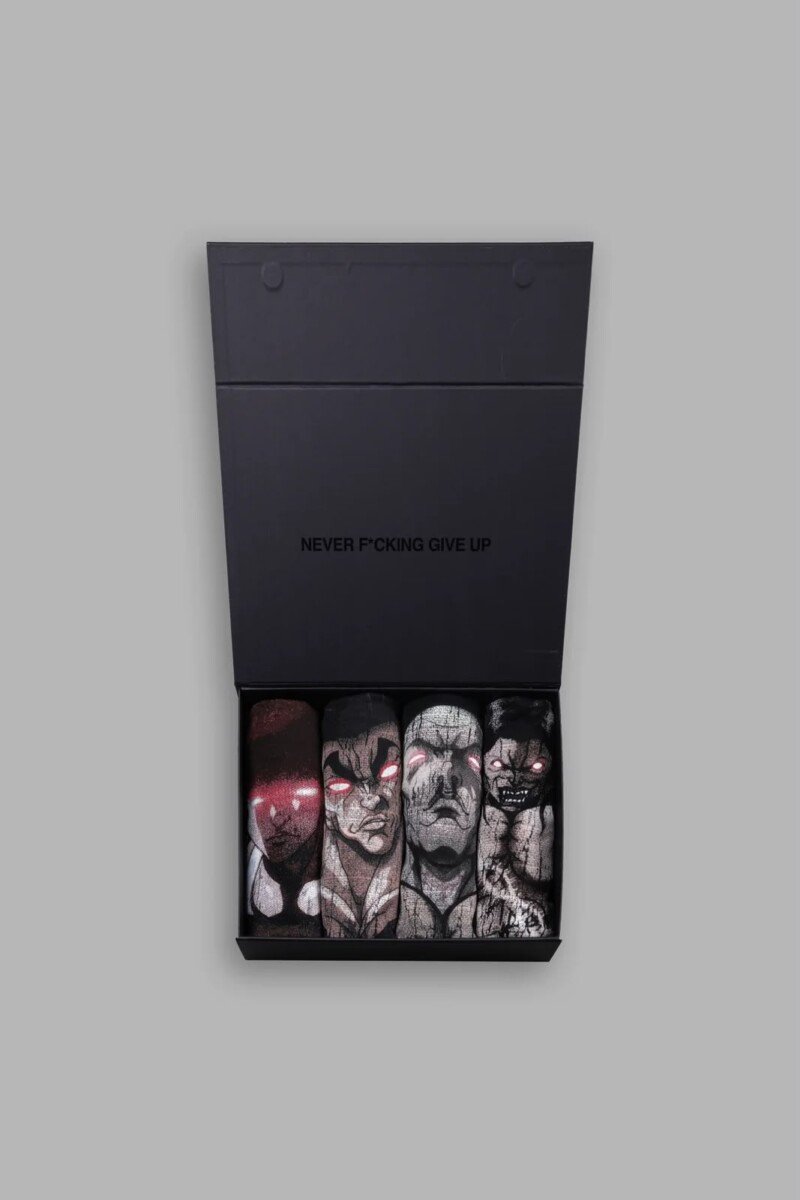 Caja de colección Darc Sport x Baki Son of Ogre abierta con las cuatro playeras