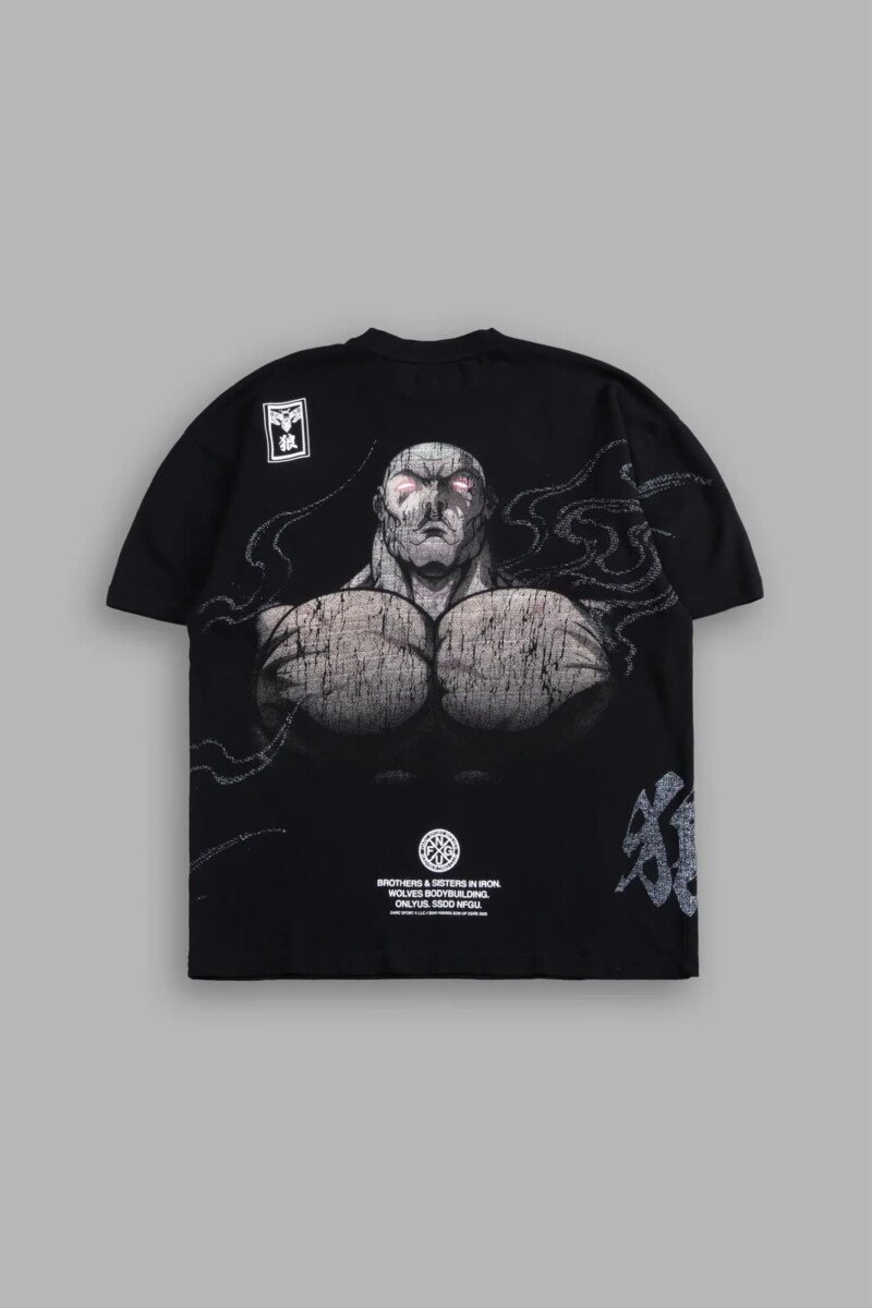 Playera negra Darc Sport x Baki, espalda con el torso de pecho enorme