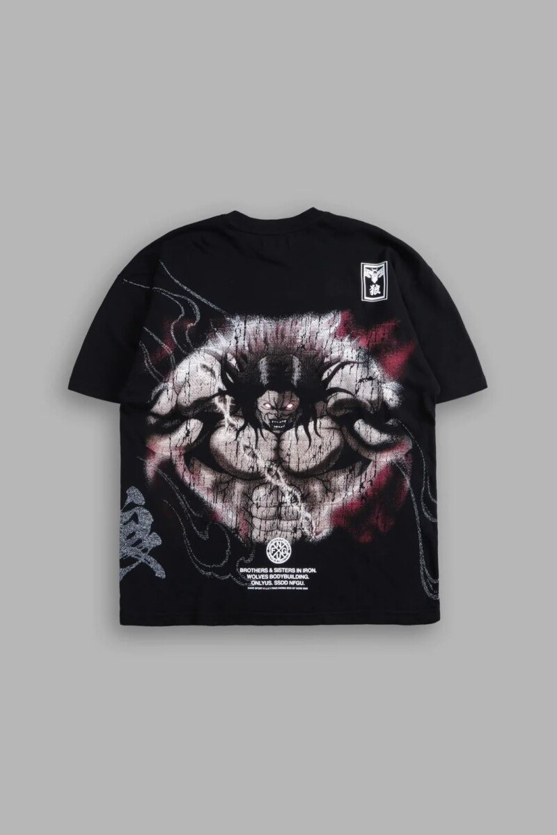 Playera negra Darc Sport x Baki, espalda con la criatura de aura roja