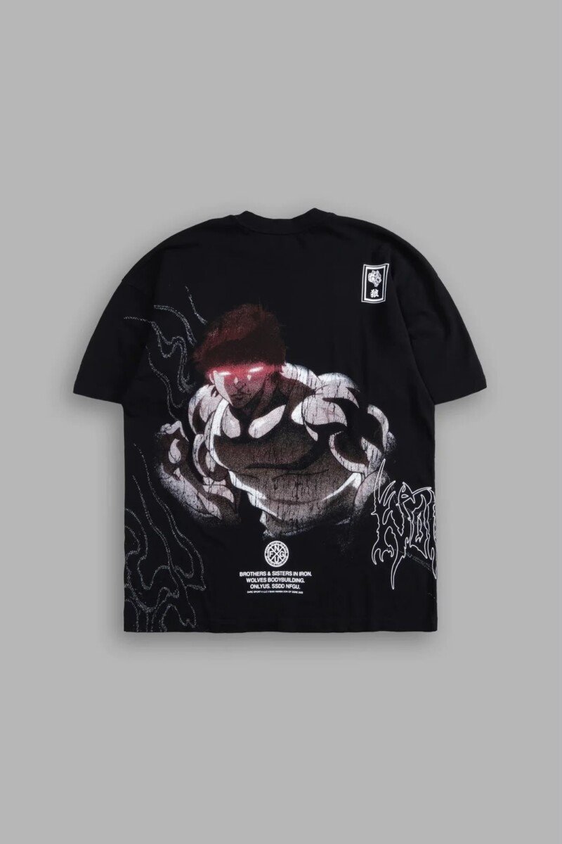 Playera negra Darc Sport x Baki, espalda con el peleador de puños encadenados