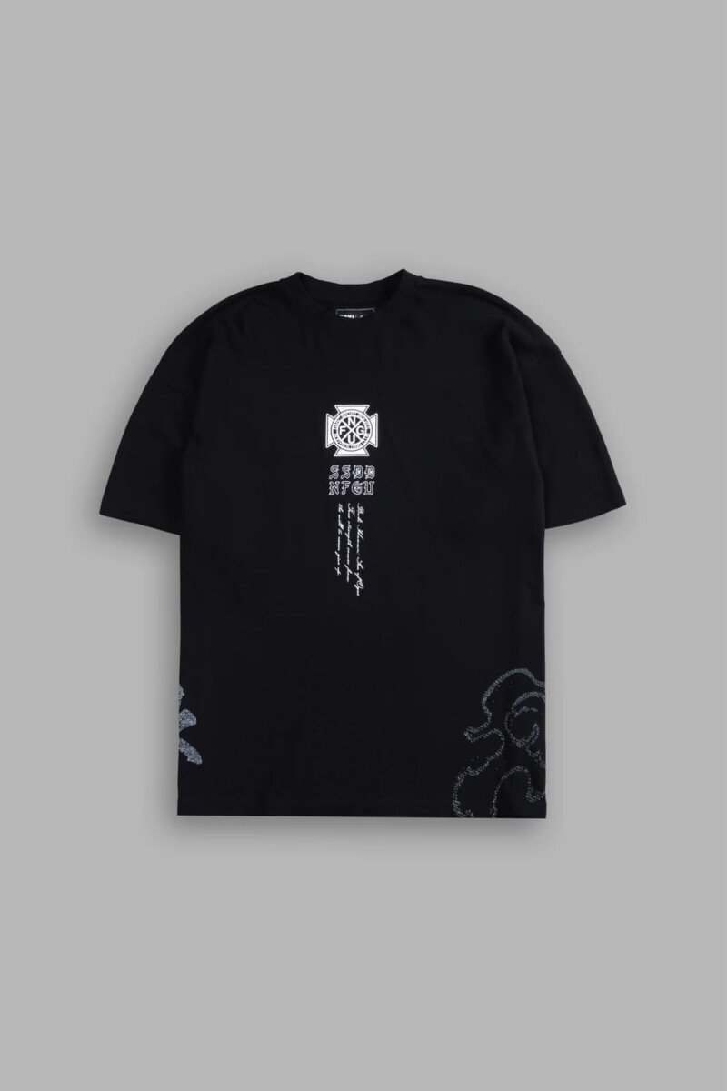 Playera negra Darc Sport x Baki, frente con la cruz NFGU