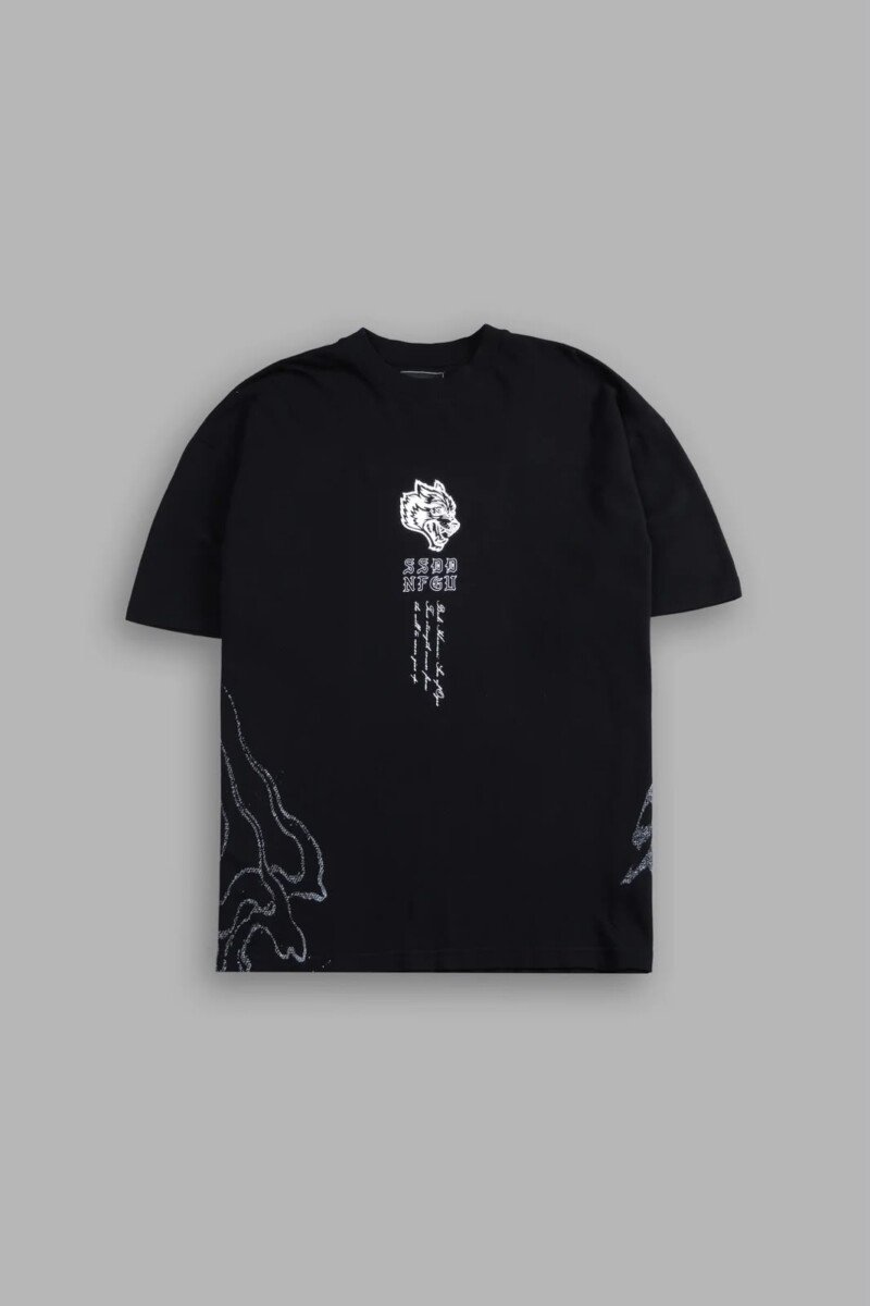 Playera negra Darc Sport x Baki, frente con la cabeza de lobo