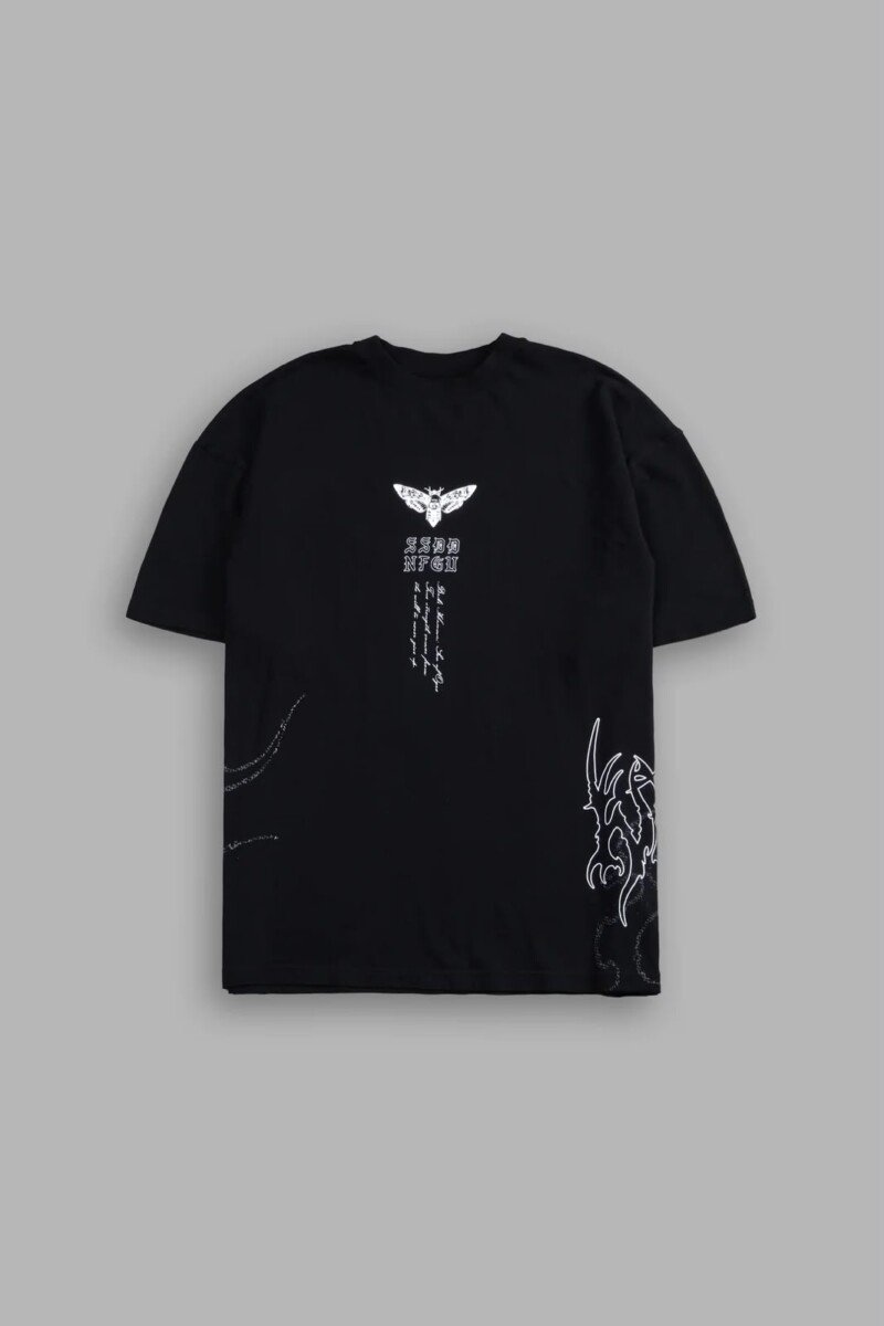 Playera negra Darc Sport x Baki, frente con la polilla