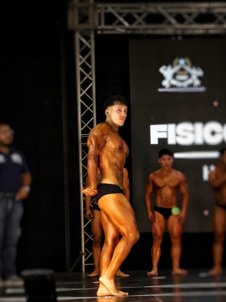 Abdiel López compitiendo en fisicoculturismo, Federación Deportiva Nacional de Fisicoculturismo de Guatemala