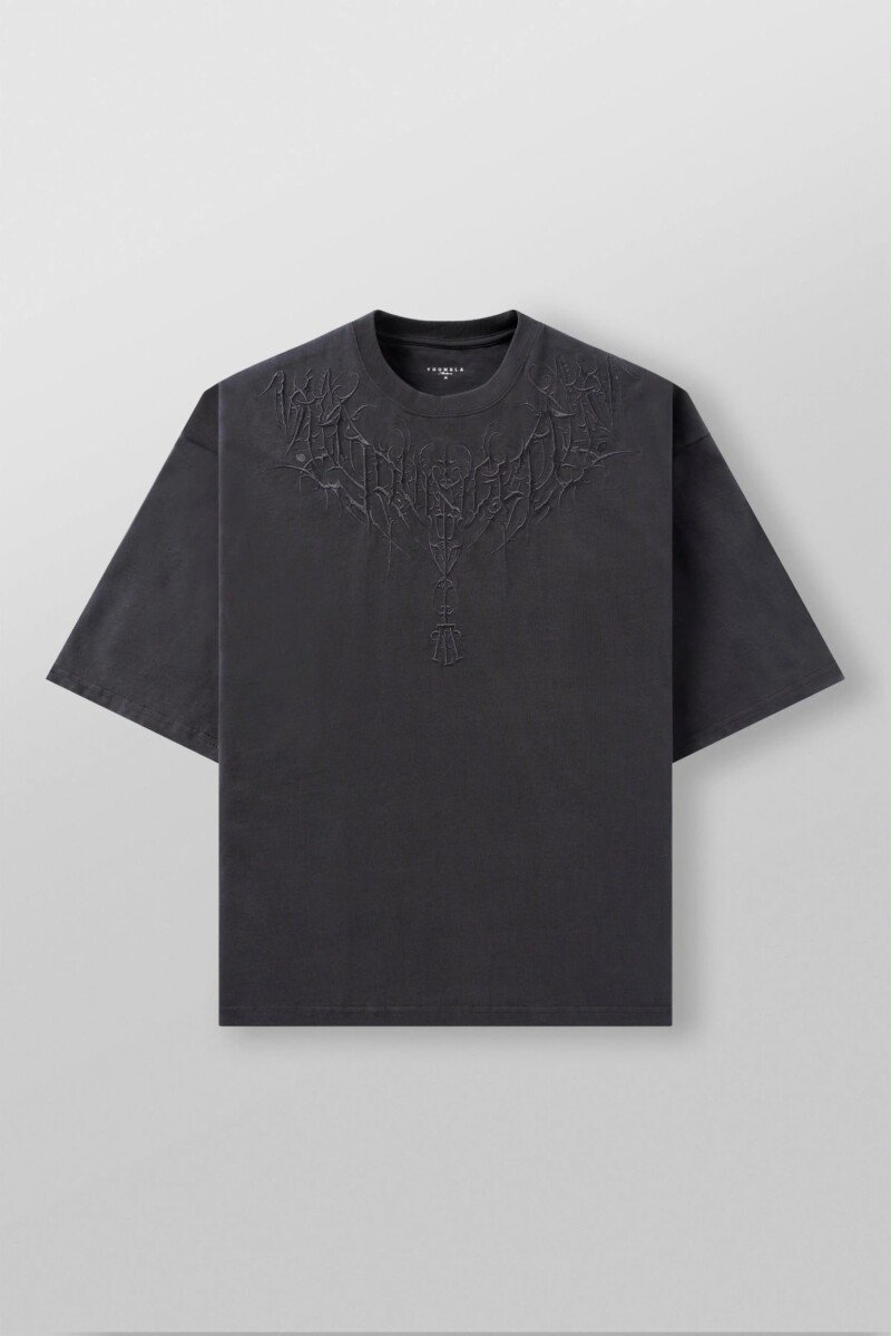 YoungLA Playera Oversize Bordado Gótico Gris Oxford