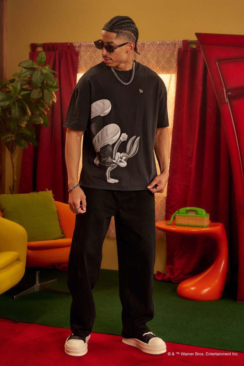 YoungLA x Looney Tunes Playera Negra Bugs Breakdance