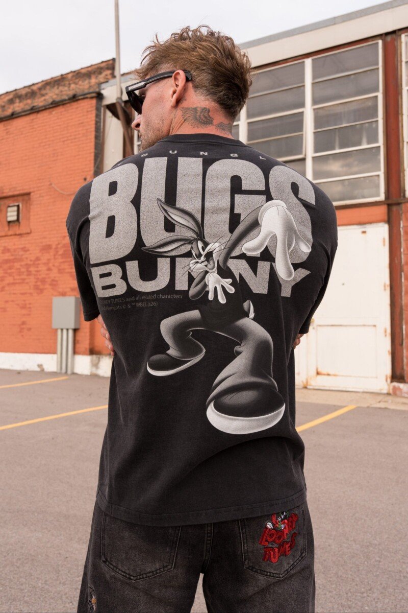 YoungLA x Looney Tunes Playera Negra Bugs Breakdance